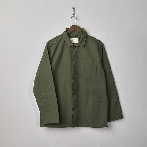 Buttoned overshirt in coriander green with a breast pocket and two side pockets.
