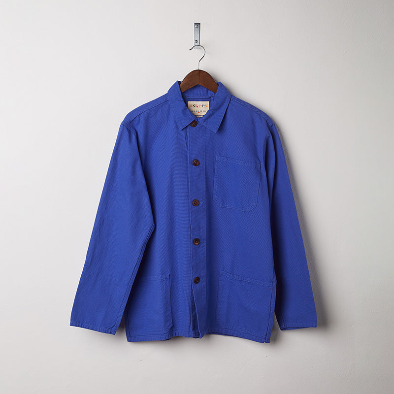 Image: buttoned overshirt in ultra blue with a breast pocket and two side pockets.