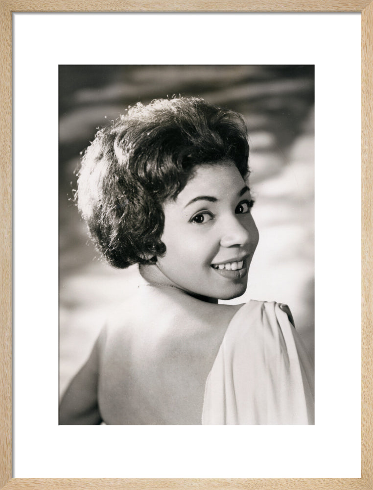 Shirley bassey portrait print (art print, medium, natural frame)