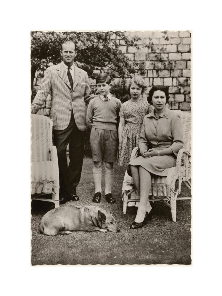 H.m. the queen with her family in windsor castle gardens' (prince philip, duke of edinburgh; king charles iii; princess anne; queen elizabeth ii) portrait print (art print, small, no frame)