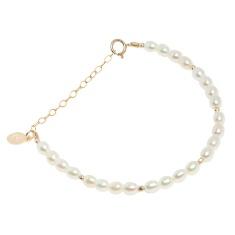 Pearl bracelet on a gold chain with gold beads. 