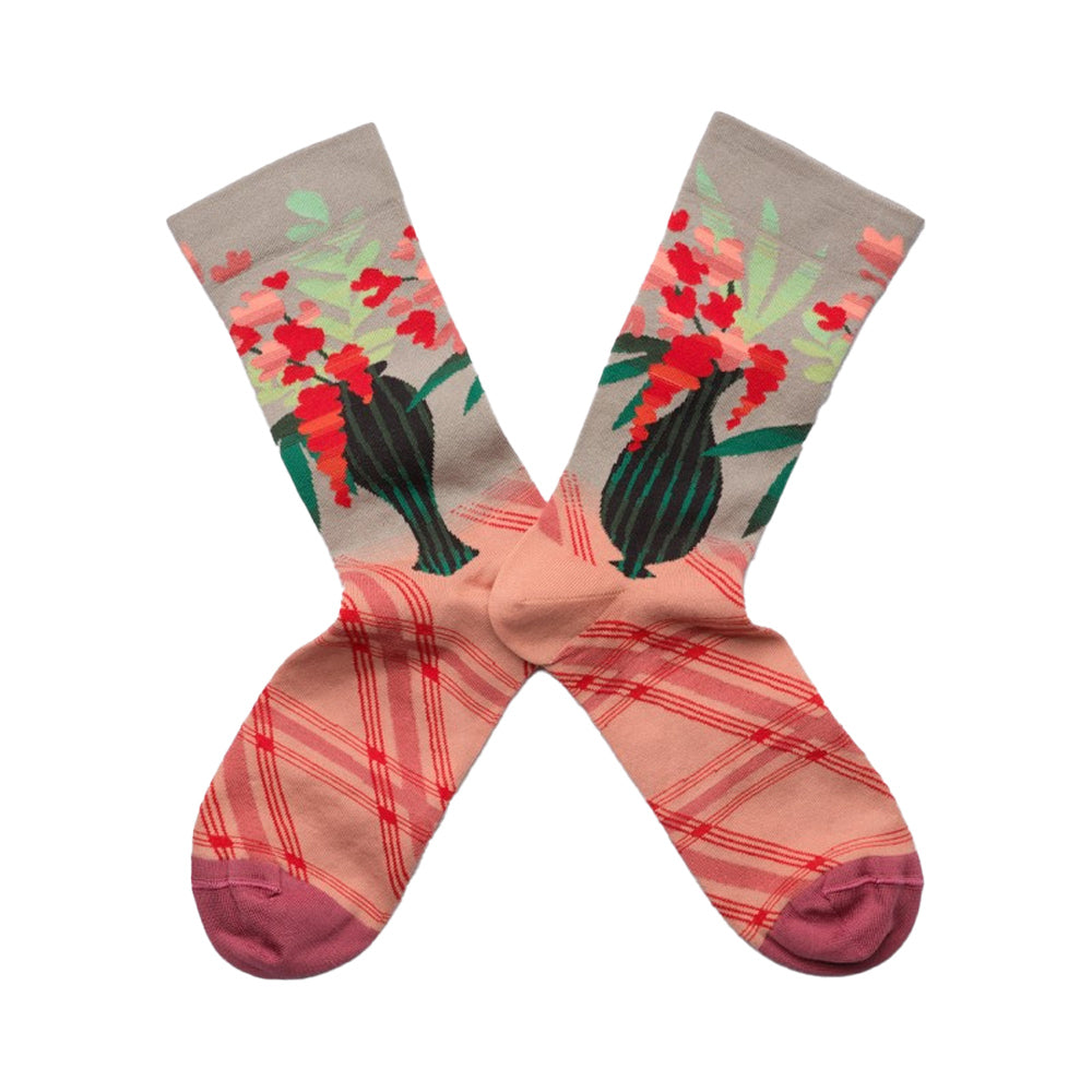 Vase flowers socks pink