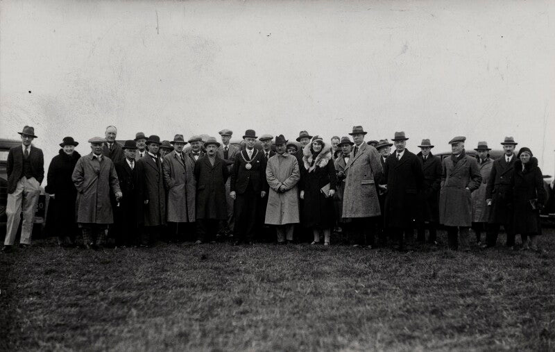 Gladys lloyd cobham; sir alan john cobham and members of banbury town council npg x3774