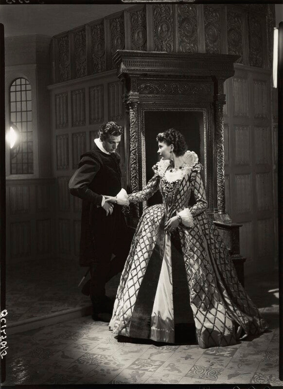 Laurence olivier as michael ingolby and vivien leigh as cynthia in 'fire over england' npg x19530