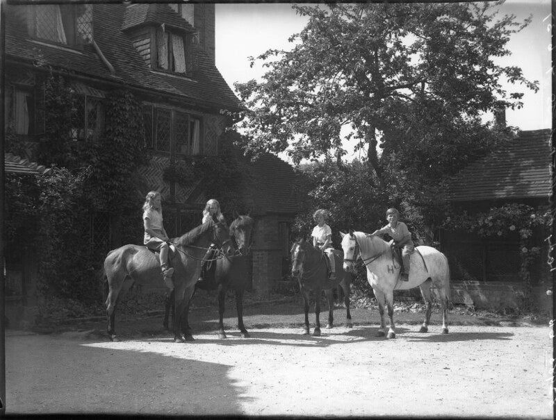 Asthore sheena hilleary (née mackintosh); vora june shaw stewart (née mackintosh); jane mairi margaret whiteley (née drummond hay); (christopher) douglas mackintosh npg x37168