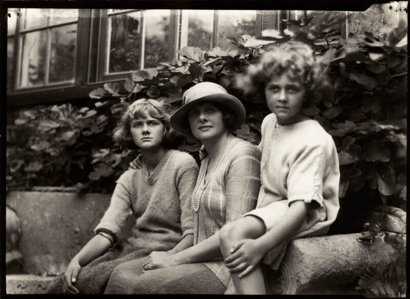 Jeanne du maurier; daphne du maurier; 'muriel beaumont', lady du maurier npg x44910