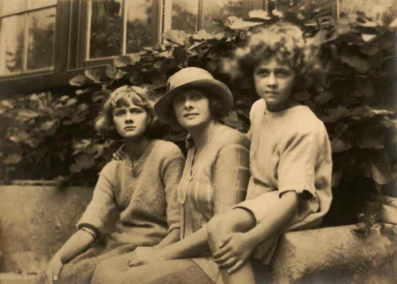 Jeanne du maurier; daphne du maurier; 'muriel beaumont', lady du maurier npg x44911