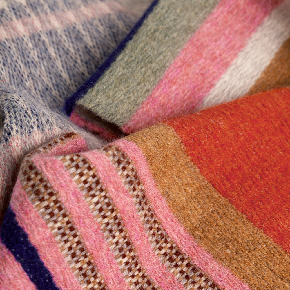 Angus lambswool scarf strawberry detail