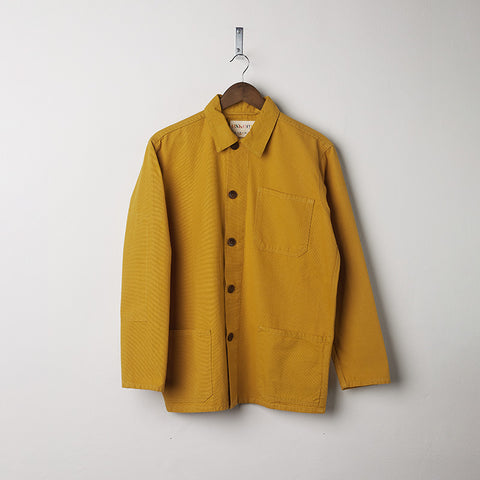 Buttoned overshirt in yellow with a breast pocket and two side pockets.