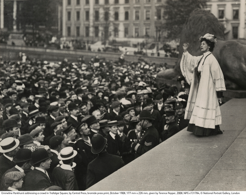 Emmeline Pankhurst addressing a crowd in Trafalgar Square Unisex t-shirt