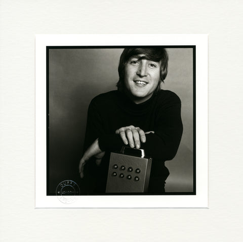 John Lennon avec un détecteur d'OVNI, 1965 Brian Duffy Archive Impression montée
