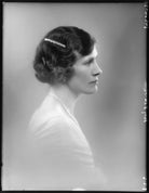 (Blanche) Violet de Yarburgh-Bateson (née Saltmarshe), Lady Deramore NPG x123554