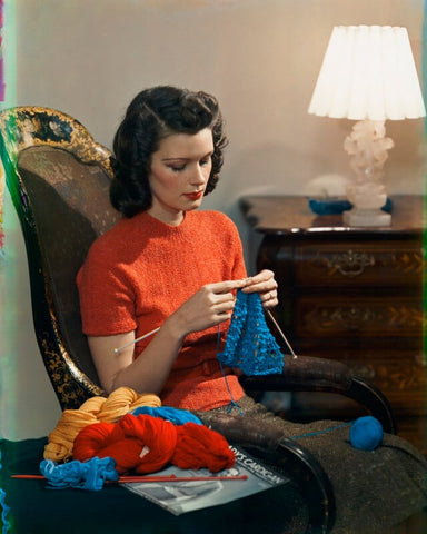 Women’s knitwear advertisement NPG x220708