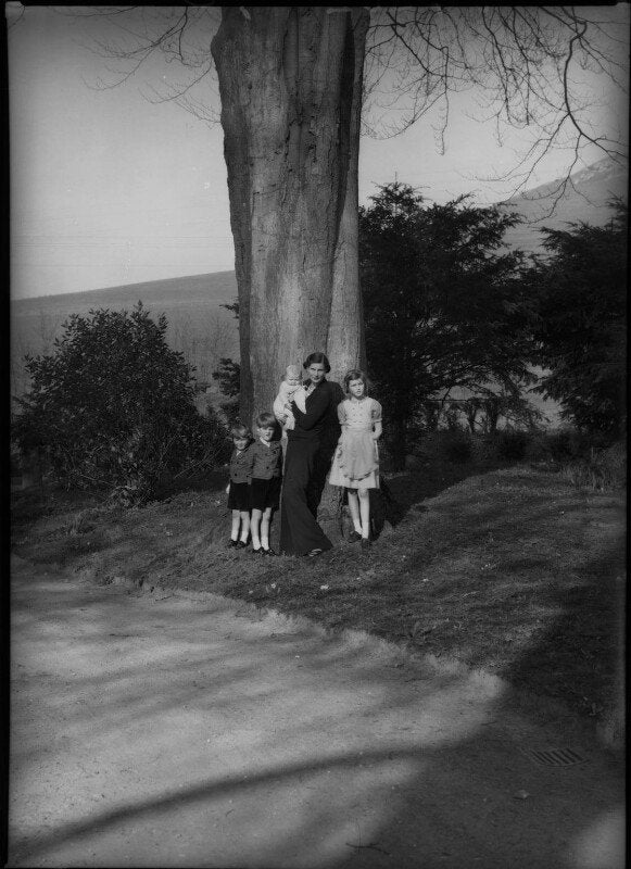 Daphne fielding and her four children npg x30735