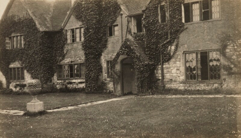 'chilling' (home of logan pearsall smith) npg ax160769