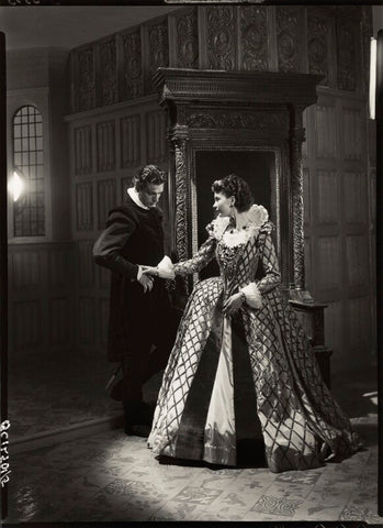 Laurence Olivier as Michael Ingolby and Vivien Leigh as Cynthia in 'Fire Over England' NPG x19530