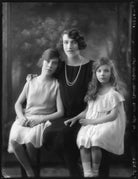 Hon. Mrs Butler-Henderson with her daughters NPG x123618
