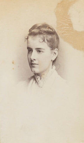 Margaret Haines ('Pearlie') Whitall (née Bacon) NPG Ax160611