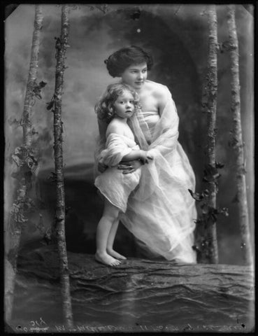 Mrs Millar-Davis with her child NPG x103989