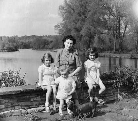 Hon. (Barbara) Suzanne Skyrme (née Lyle) with her children NPG x78328