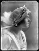 Laura Cowie NPG x102019