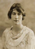 Lady Dorothy Evelyn Macmillan (née Cavendish) NPG x83834