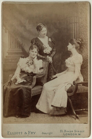 Madge Kendal with her daughters Margaret and Dorothy NPG x127924