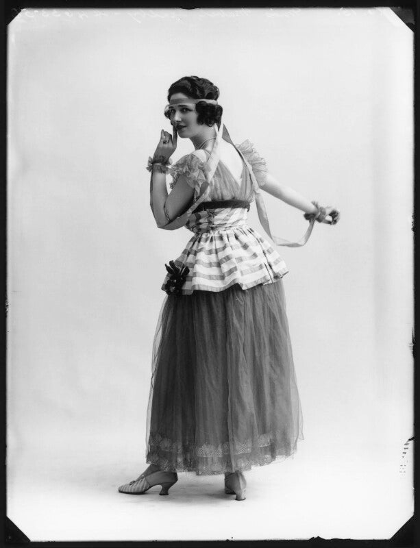 Mabel sealby as estelle (head model at jotte's) in 'betty' npg x80701