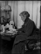 Violet Vanbrugh (Violet Augusta Mary Barnes) NPG x124428