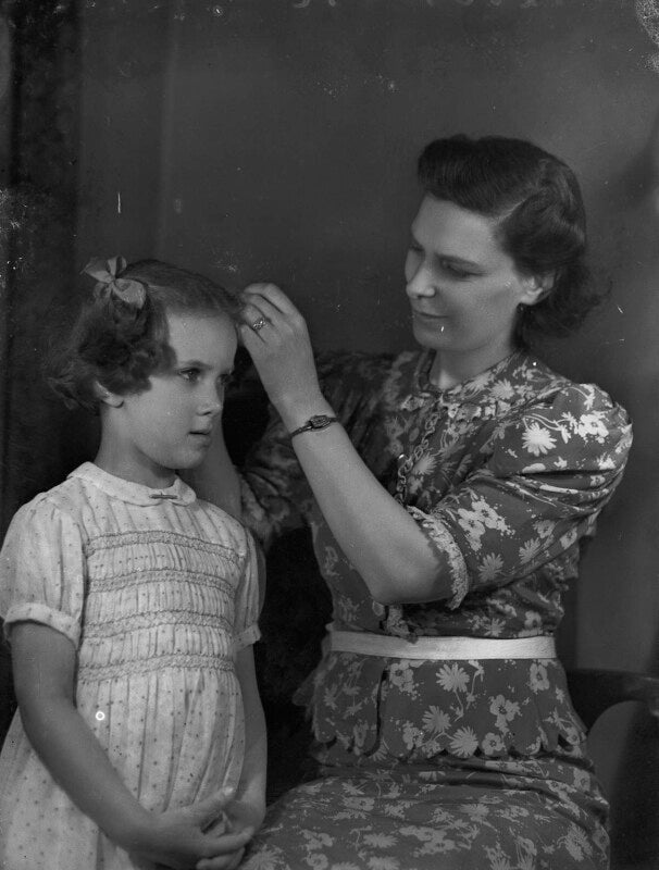 Hon. mrs evans and her daughter npg x77937
