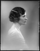 (Blanche) Violet de Yarburgh-Bateson (née Saltmarshe), Lady Deramore NPG x123554