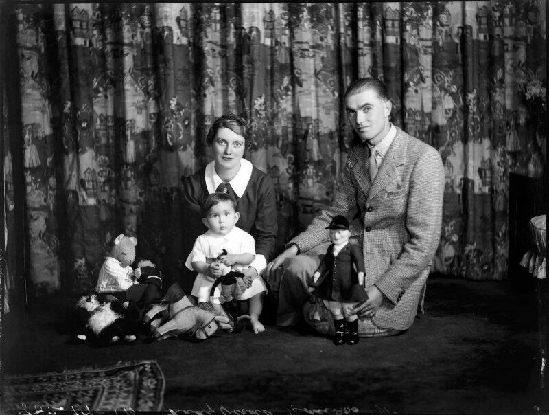 Flora (née blennerhassett), lady hanson; sir anthony (leslie oswald) hanson, 4th bt; sir richard leslie reginald hanson, 3rd bt npg x151780