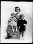 Gwladys (née Sutherst), Marchioness Townshend with her children NPG x158477