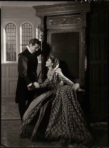 Laurence Olivier as Michael Ingolby and Vivien Leigh as Cynthia in 'Fire Over England' NPG x23964
