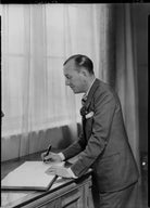 Noël Coward NPG x11072