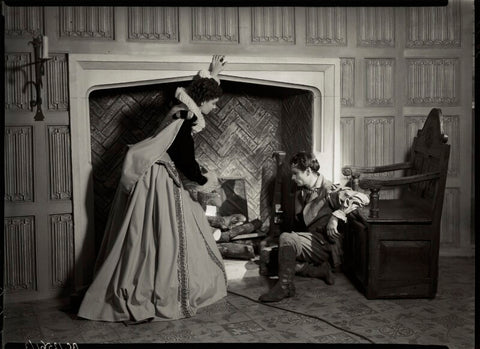 Vivien Leigh as Cynthia and Laurence Olivier as Michael Ingolby in 'Fire Over England' NPG x19529