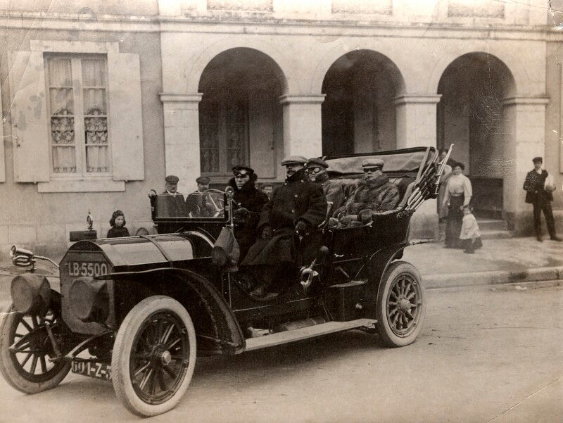 Alfred harmsworth, 1st viscount northcliffe in his car with three unknown men npg x125137
