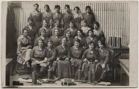 Munitions workers (24 unknown women) NPG x198211