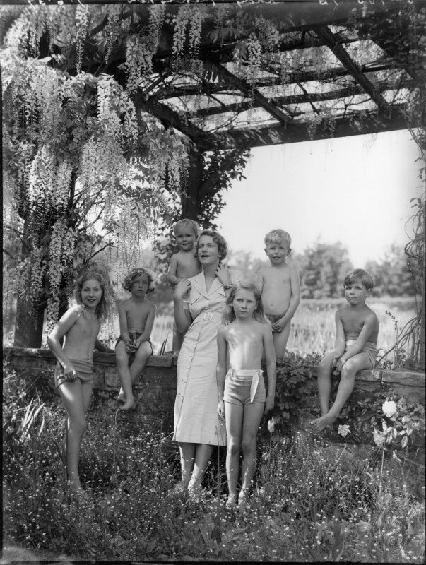Lady jean mackintosh zinovieff bell (née douglas hamilton) and her children npg x37169
