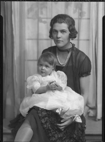 José Carberry (née Metcalfe), Lady Carberry (later Bebb) with her baby NPG x49414