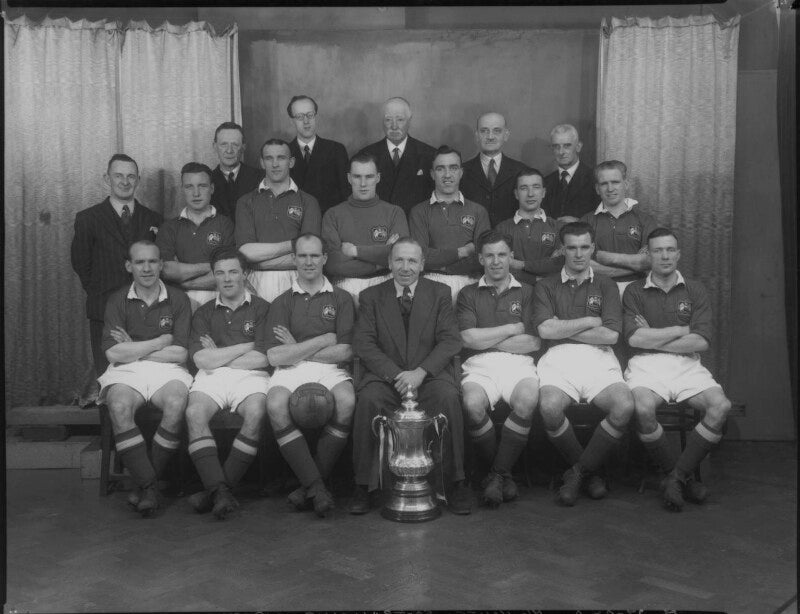 Manchester united football team in 1948 cup final shirts npg x49044
