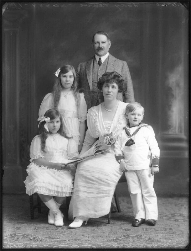 Renée williams bulkeley; dorina parsons; sir thomas neave, 5th bt; lady dorina neave; sir arundell neave, 6th bt npg x78744