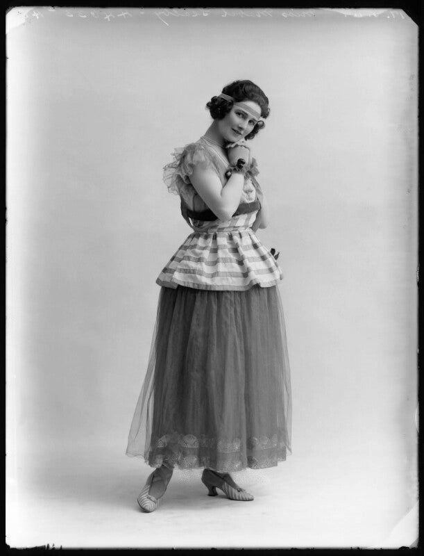 Mabel sealby as estelle (head model at jotte's) in 'betty' npg x80700