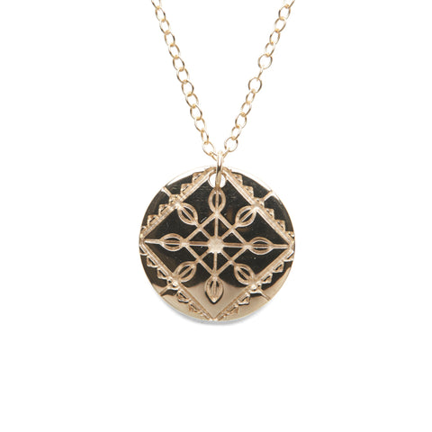 Lace design pendant necklace in gold